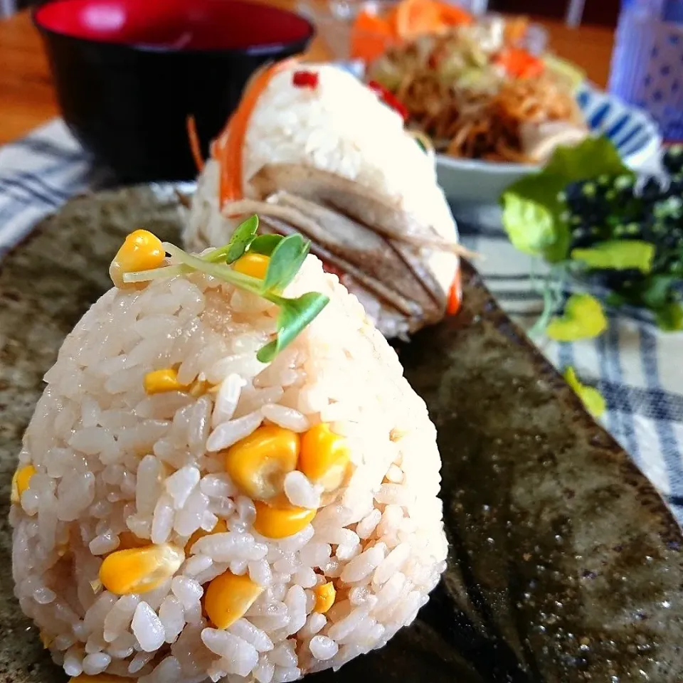 Snapdishの料理写真:とうもろこしごはんのおにぎり&
金平ごぼうのおにぎり～🎶|とまと🍅さん