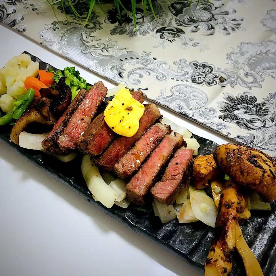 ひとり快気祝いの🍖( '-' 🍖 )ｵﾆｸと松茸子ﾁｬﾝ🍄😍😍|とらさん