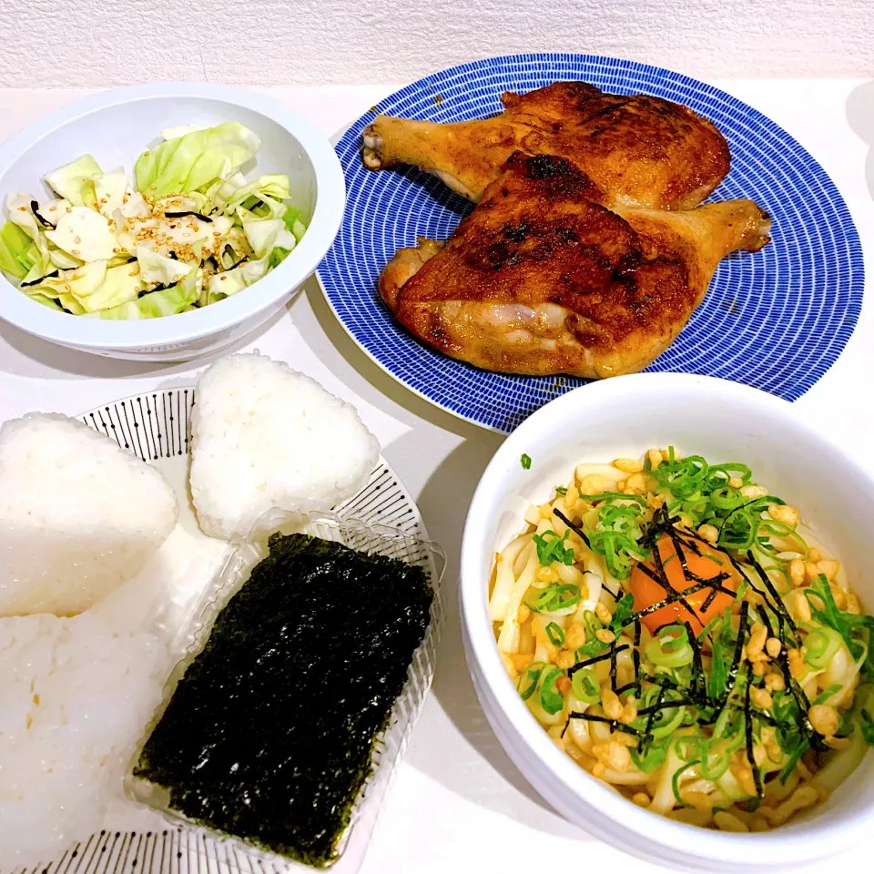 Snapdishの料理写真:夜ご飯☺︎おにぎり＆韓国海苔☆おつまみキャベツ☆釜玉うどん☆骨付鳥|とまこ(*^o^*)さん