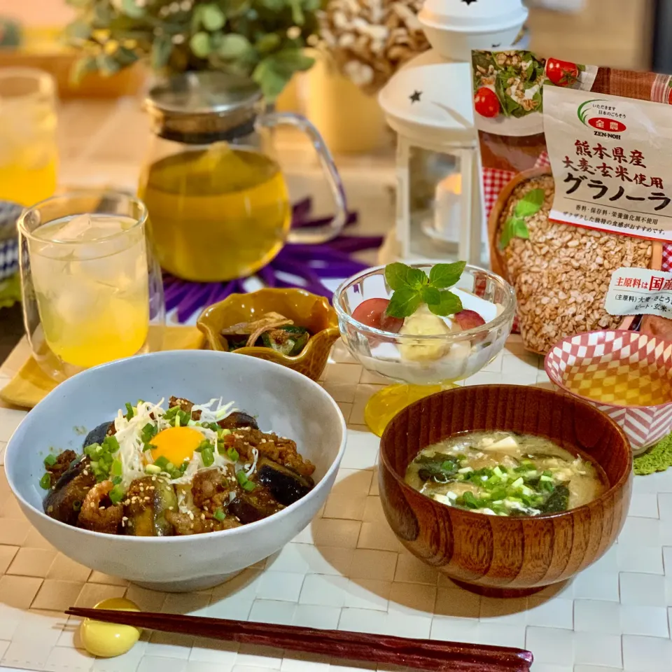 豚と茄子の辛味噌丼ときゅうりとミョウガの浅漬け|Yoco⋆︎*さん