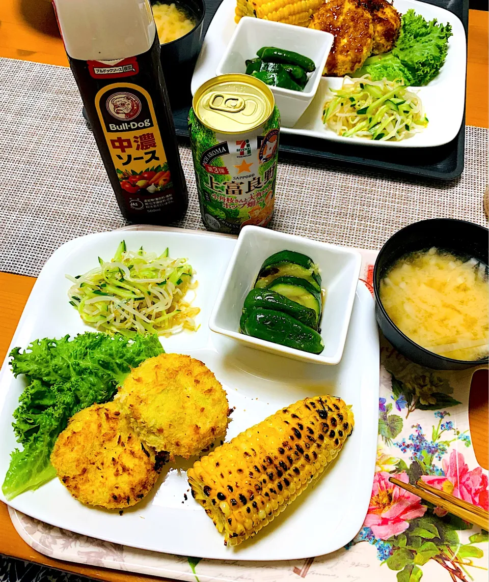 野菜オンパレード🥬キャベツ入りコロッケ。ズッキーニとピーマンの焼き浸し。もやしときゅうりの和物🥒。大根の味噌汁。焼きもろこし。|ちはるさん