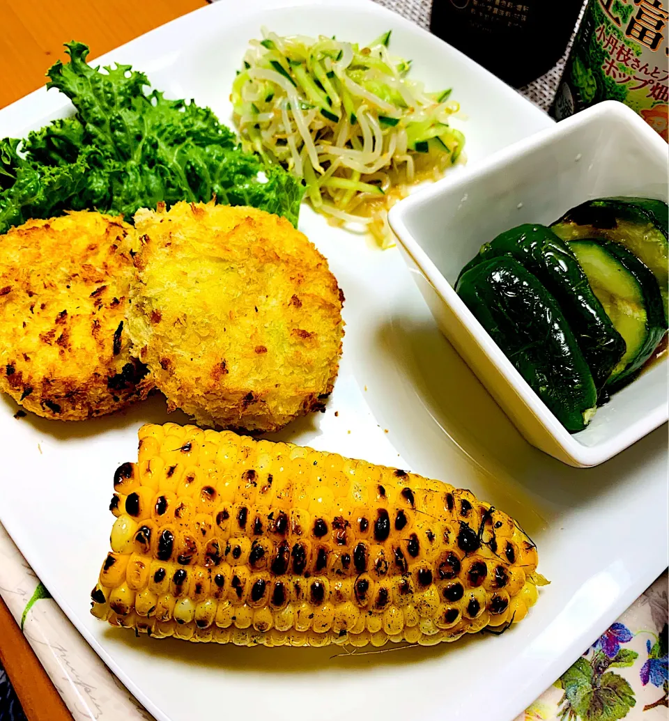 Snapdishの料理写真:キャベツ入りコロッケ。焼きもろこし🌽ズッキーニとピーマンの焼き浸し🥒きゅうりともやしの和物。|ちはるさん