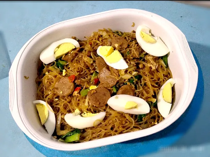 Bihun Jawa (Javanese rice noodles)

Bahan :
2 keping bihun, rebus lalu tiriskan
10 buah bakso sapi, Iris tipis
1 buah telur
1 ikat sawi hijau
3 lembar sawi putih

Bumbu :
2 siung bawang putih, cincang kasar
4 siung bawang merah, cincang kasar
3 buah cabe rawit, cincang kasar
2 sdm kecap manis
gula, garam, kaldu bubuk & Lada, secukupnya

Cara Membuat :
1. Tumis cabe rawit, bawang merah & putih sampai harum, lalu masukkan telur Dan orak arik
2. Masukkan bakso Sami, tumis sebentar, lalu masukkan sawi hijau & putih. Tumis sampai agak layu.
3. Setelah sayuran layu, masukkan bihun. aduk rata.
4. Beri kecap manis, gula, garam, Lada Dan penyedap rasa. Aduk rata. Lalu koreksi rasa. Setelah dirasa pas, angkat Dan sajikan.

Selamat mencoba|abcdefghijkl_nopqrstuvwxyzさん