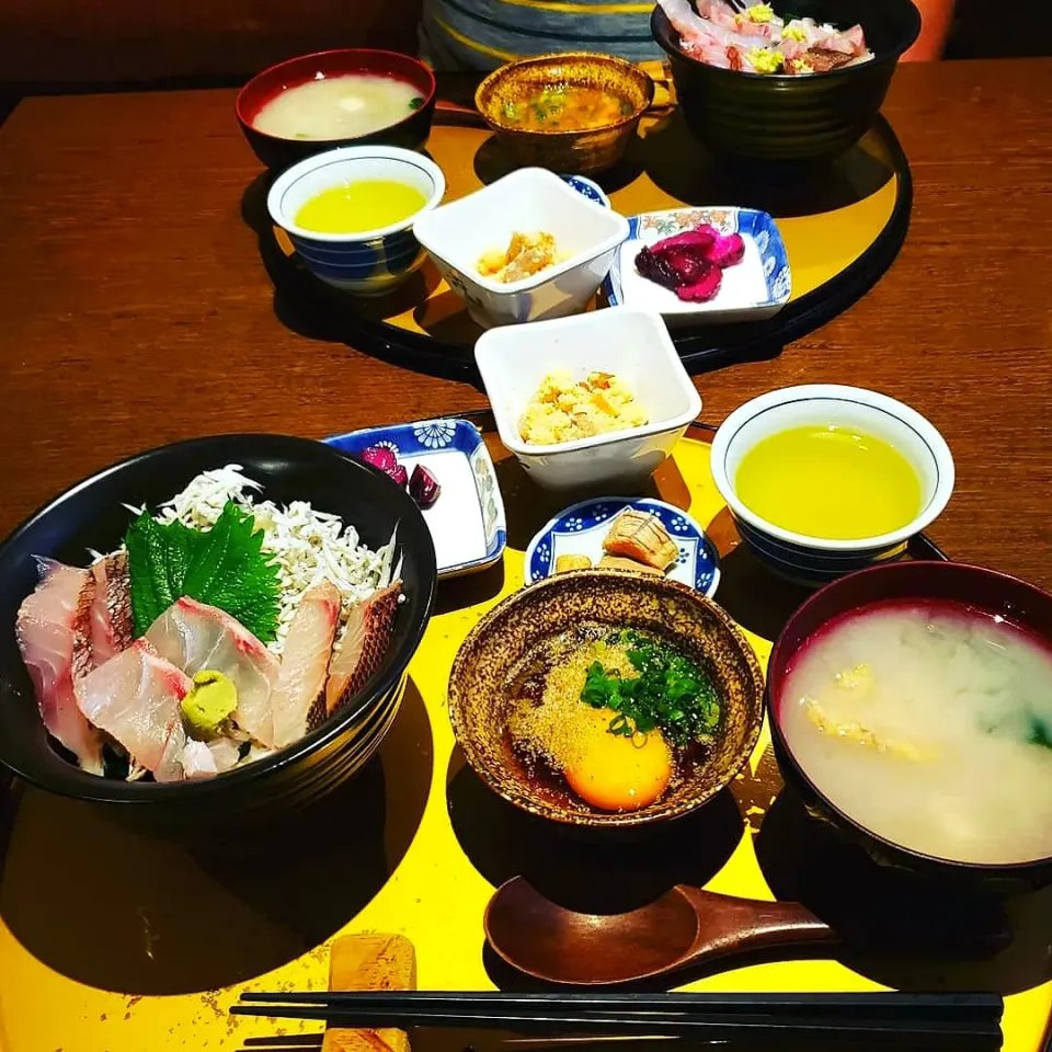 日曜日のランチ☀️🍴
ちりめんとさしみの三崎丼
相方さんはさしみ丼|yukaringoさん