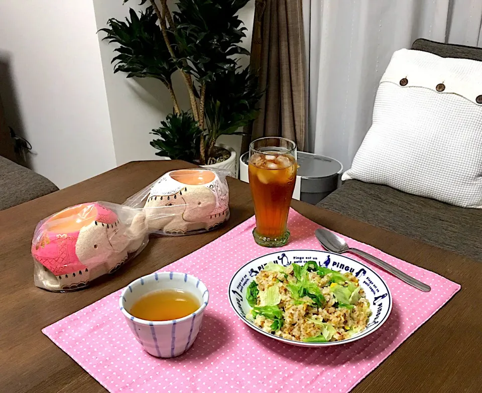 Snapdishの料理写真:牛肉とレタスの炒飯、コンソメスープ、ルイボスティー|pentarouさん