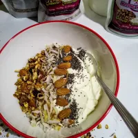 Granola and Greek Yogurt|MayZingさん