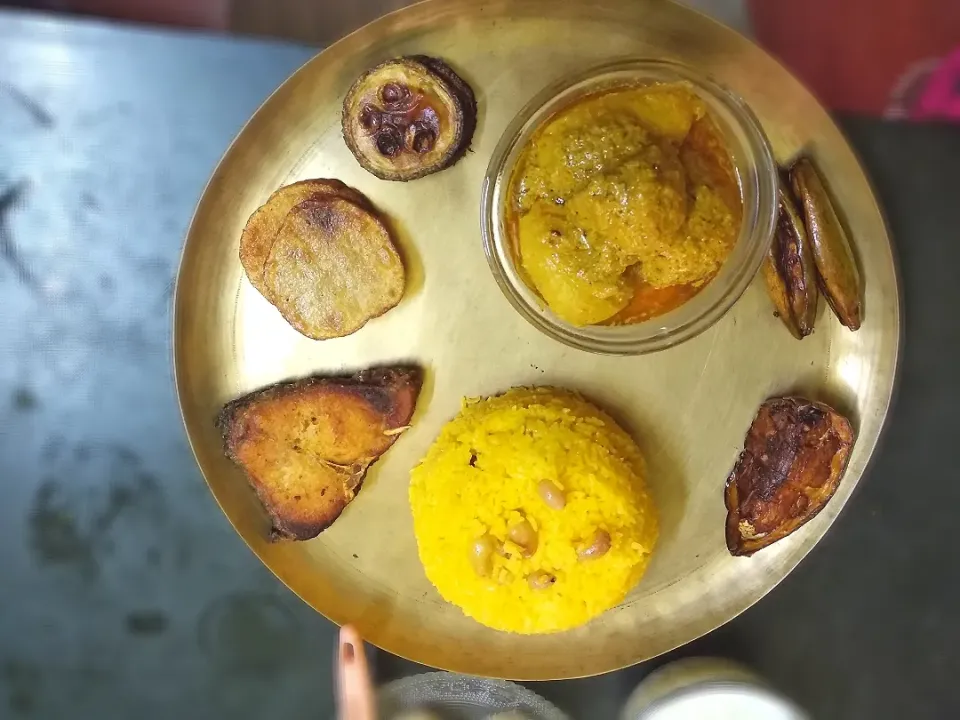 Basanti polao 
alur dum
homemade thali💖|Mua Soumi Dey Sealさん