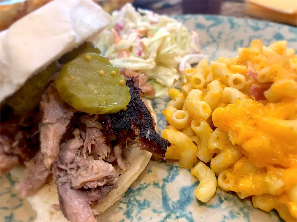 Pulled pork bbq with bacon cheddar Mac n cheese and Apple Cole slaw|TJ McAfoosさん