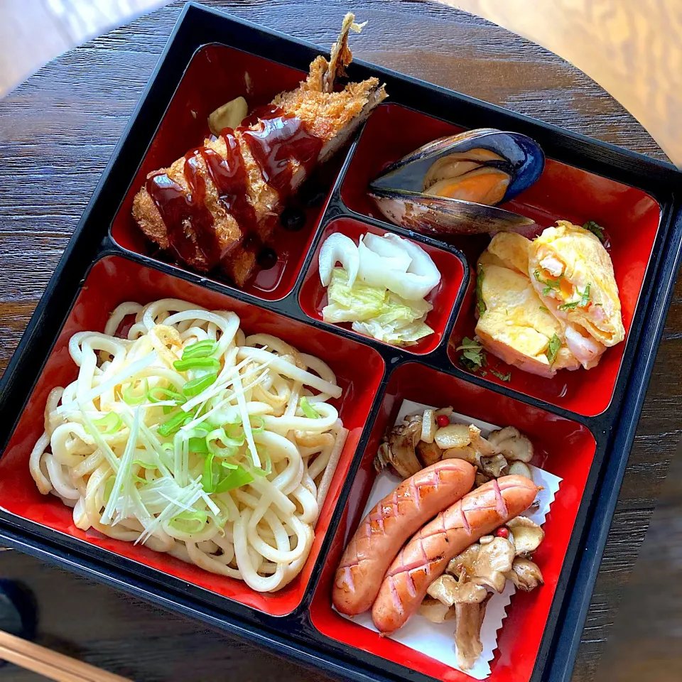 油焼きうどんとアジフライなどの松花堂弁当|Kさん