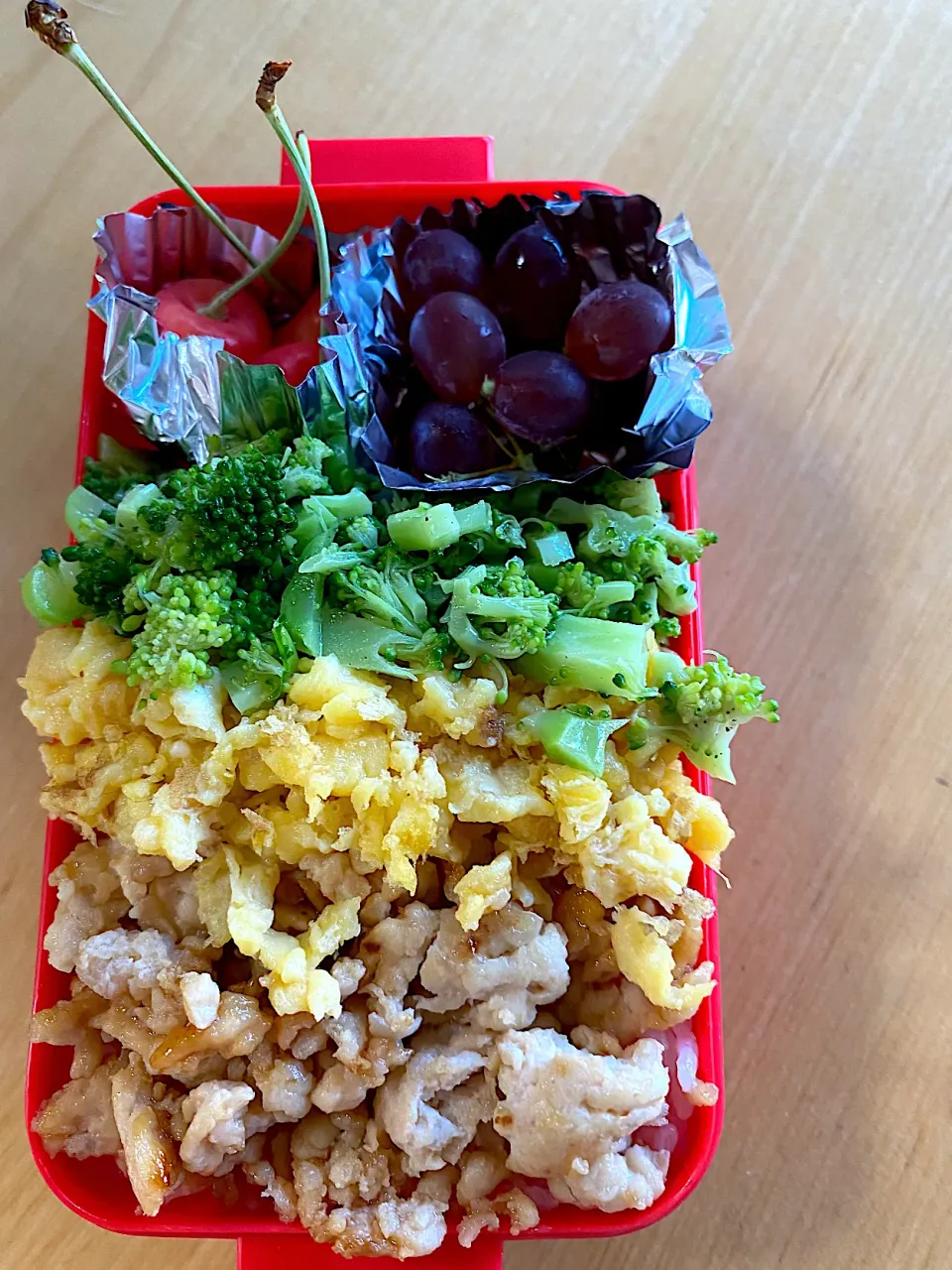 三色そぼろ(鶏胸ひき肉、たまご、ブロッコリー ナムル)弁当。さくらんぼとぶどう付き💖|Kumiko Kimuraさん