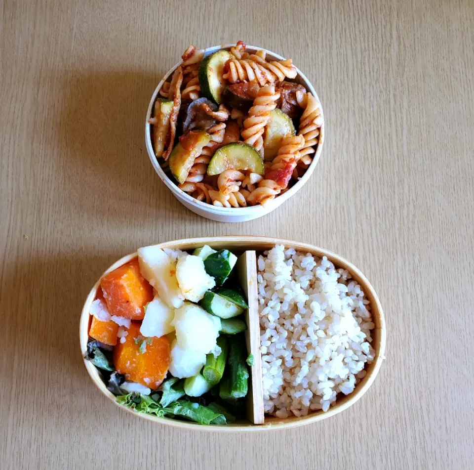 Snapdishの料理写真:夏野菜とチキンのトマト🍅煮込みパスタとシンプルニース風サラダ弁当|kazさん