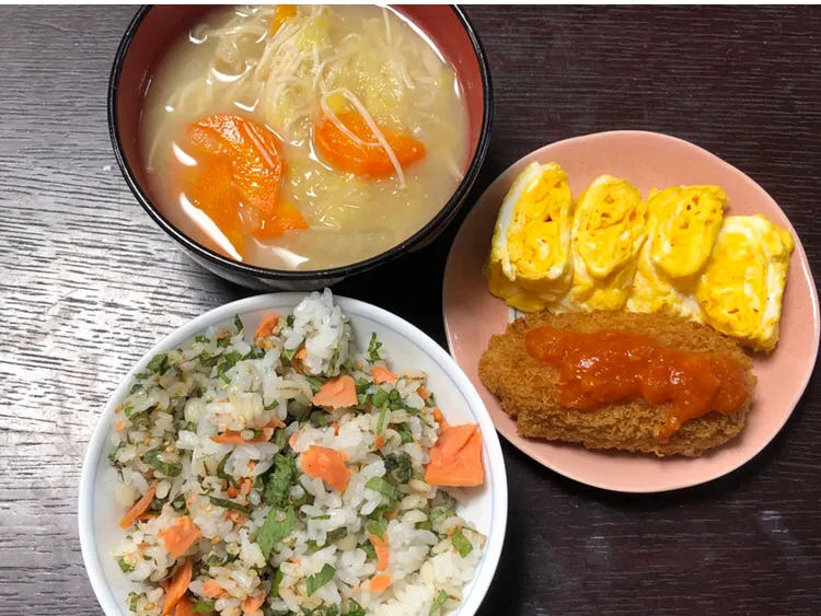 Snapdishの料理写真:お弁当の残りとお味噌汁✨大葉の鮭ご飯は深堀さんのゴマで一気に風味アップ💖|sachiさん