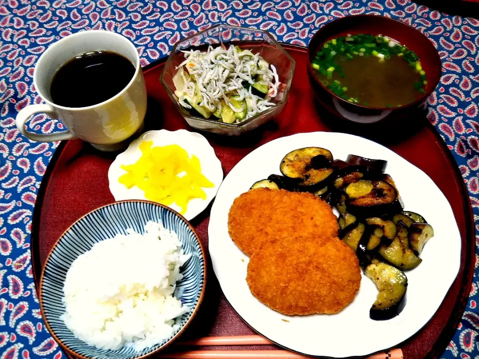 よねばーばの朝ごはん
コロッケ茄子の炒め物
とろろ昆布と葱の味噌汁
しらすときゅうりレタスのサラダ
ご飯、たくわん、コーヒー|yoneばーばさん