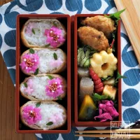 あじさい弁当
いなり寿司にあじさいを飾りました。

中心には
「梅ごまふりかけ」と「ぶぶあられ」
花びら（がく）は大根スライスを
濃いピンク…紫キャベツの甘酢漬けの液
淡いピンク…みょうがの甘酢漬けの液
に漬けました。

#あじさい弁当 #いなり寿司