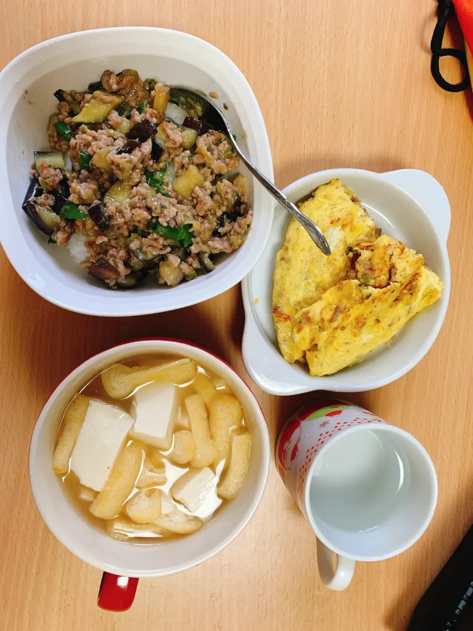 ナスとピーマンの肉味噌丼、味噌汁、味噌オムレツ|あみたんさん