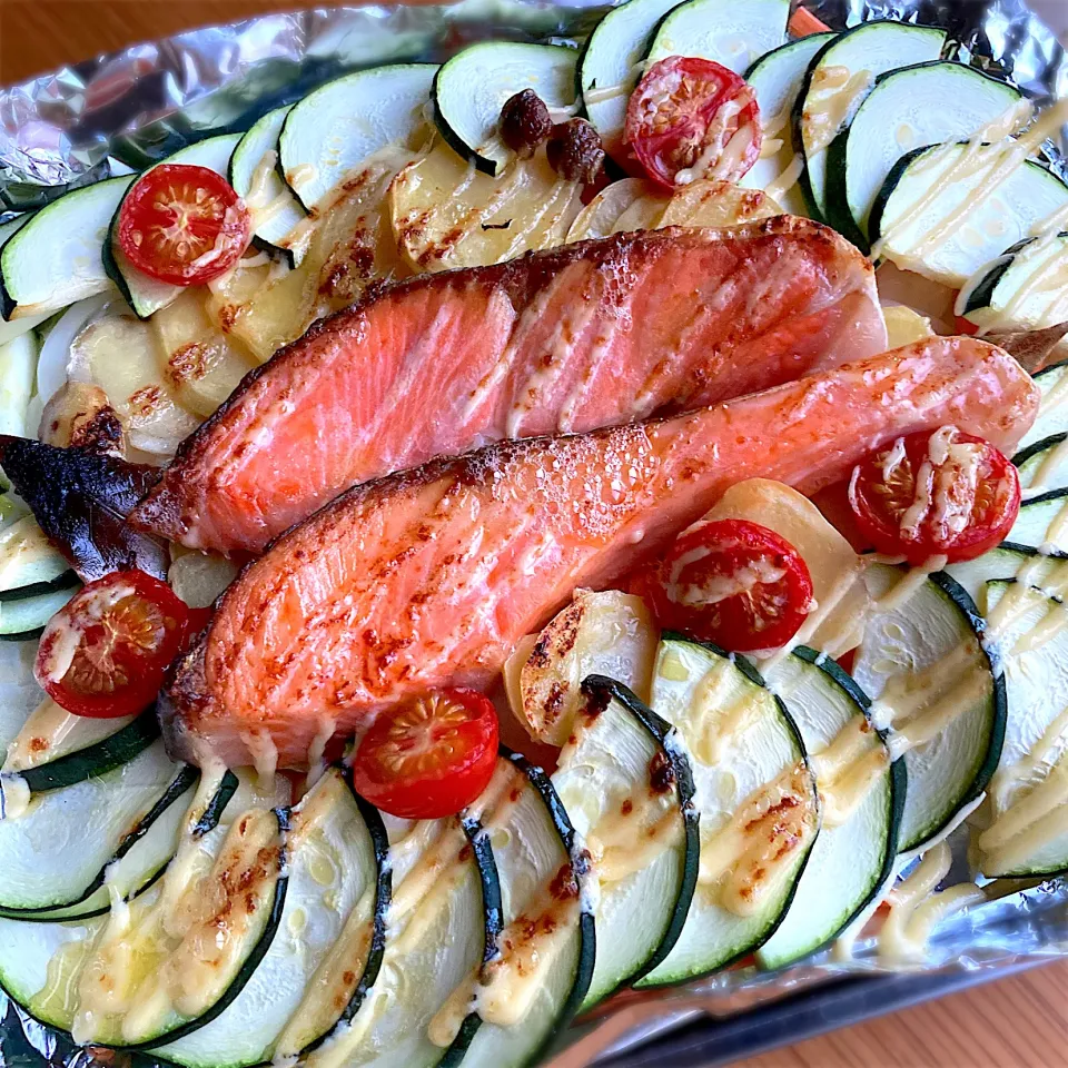 特売の塩鮭を夏野菜でおめかし🥒🍅🧅🥔|むぎこさん