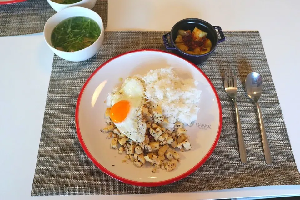 Snapdishの料理写真:今日の夕食 高野豆腐のガパオライス、豆苗とベーコンのスープ、じゃがいもと塩辛のバター醤油焼き|pinknari🐰🌈さん