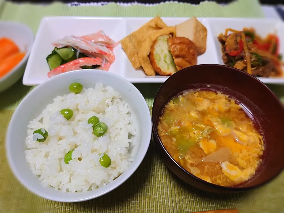 Snapdishの料理写真:☆豆ごはん
☆ネギと卵のお味噌汁
☆カニかまとキュウリの酢の物
☆油揚げと厚揚げとふわふわ揚げの煮物
☆青椒肉絲
☆人参の糠漬け|☆Chieco☆さん