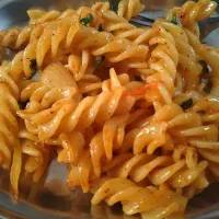 pasta fried with garlic and light red sauce|sara fさん