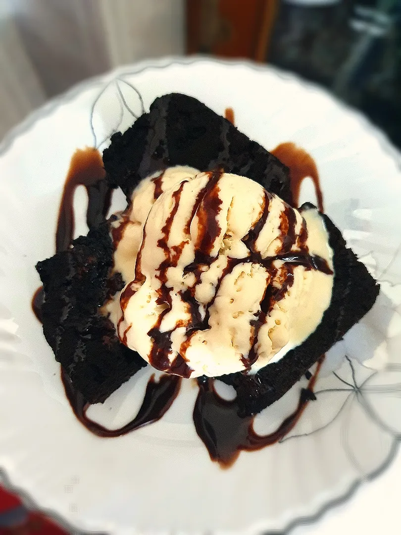 Snapdishの料理写真:Sabusquare's dish Brownie with Vanila ice cream|Sabrina R.さん