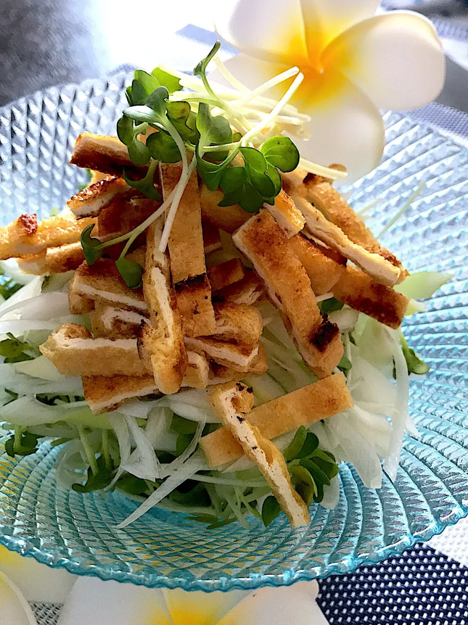 Snapdishの料理写真:カリカリ油揚げと長ネギのサラダ💕💕💕|🌺🌺Foodie🌺🌺さん