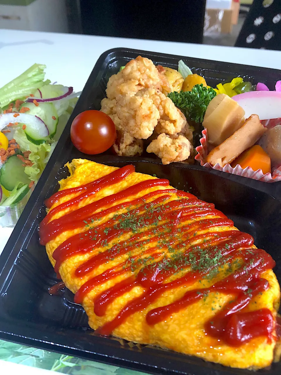 Snapdishの料理写真:#もも弁＃本日日替わり＃オムライス弁当＃サラダ付き#これでなんと600円＃横浜グルメ|まろももかさん