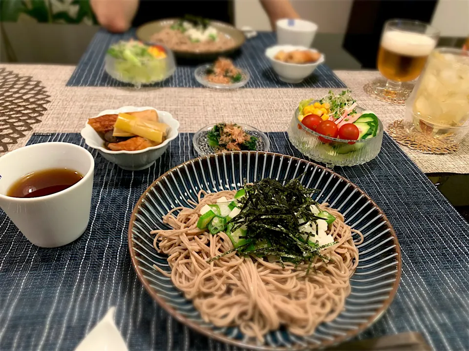 暑い日はネバネバ蕎麦、サラダ、筍椎茸ちくわ煮物😊|ゆかさん