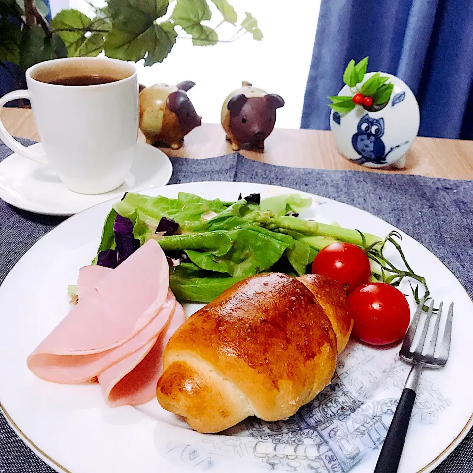 Snapdishの料理写真:有休で朝からパン活　🥖🥩☕️🥗塩ロールのワンプレート　ホッとする〜。😙|Sの食卓さん