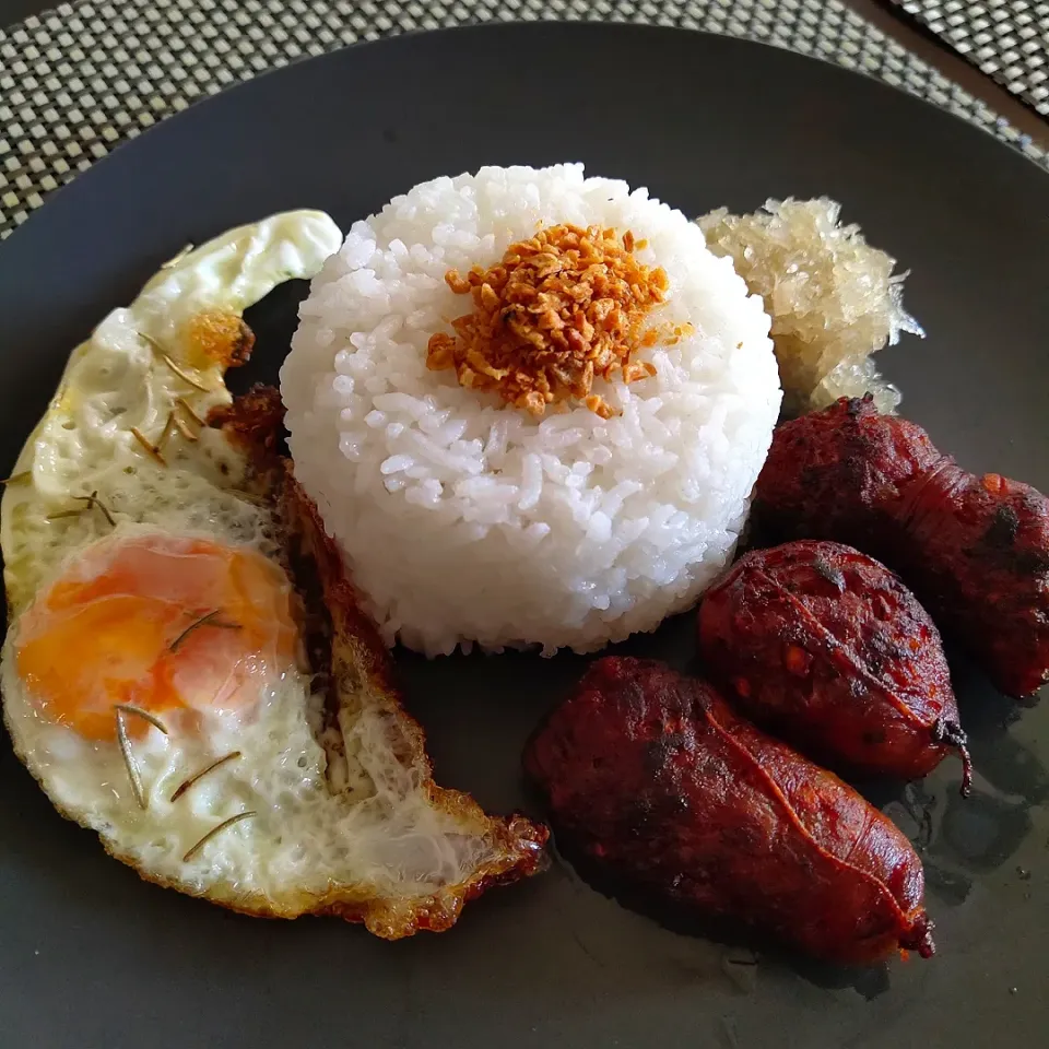 BREAKFAST: sunny-side-up egg with dried rosemary, pickled papaya, garlicky longganisa (pork sausage). 

Put some toasted garlic on top of rice and enjoy! 😊|shehphさん