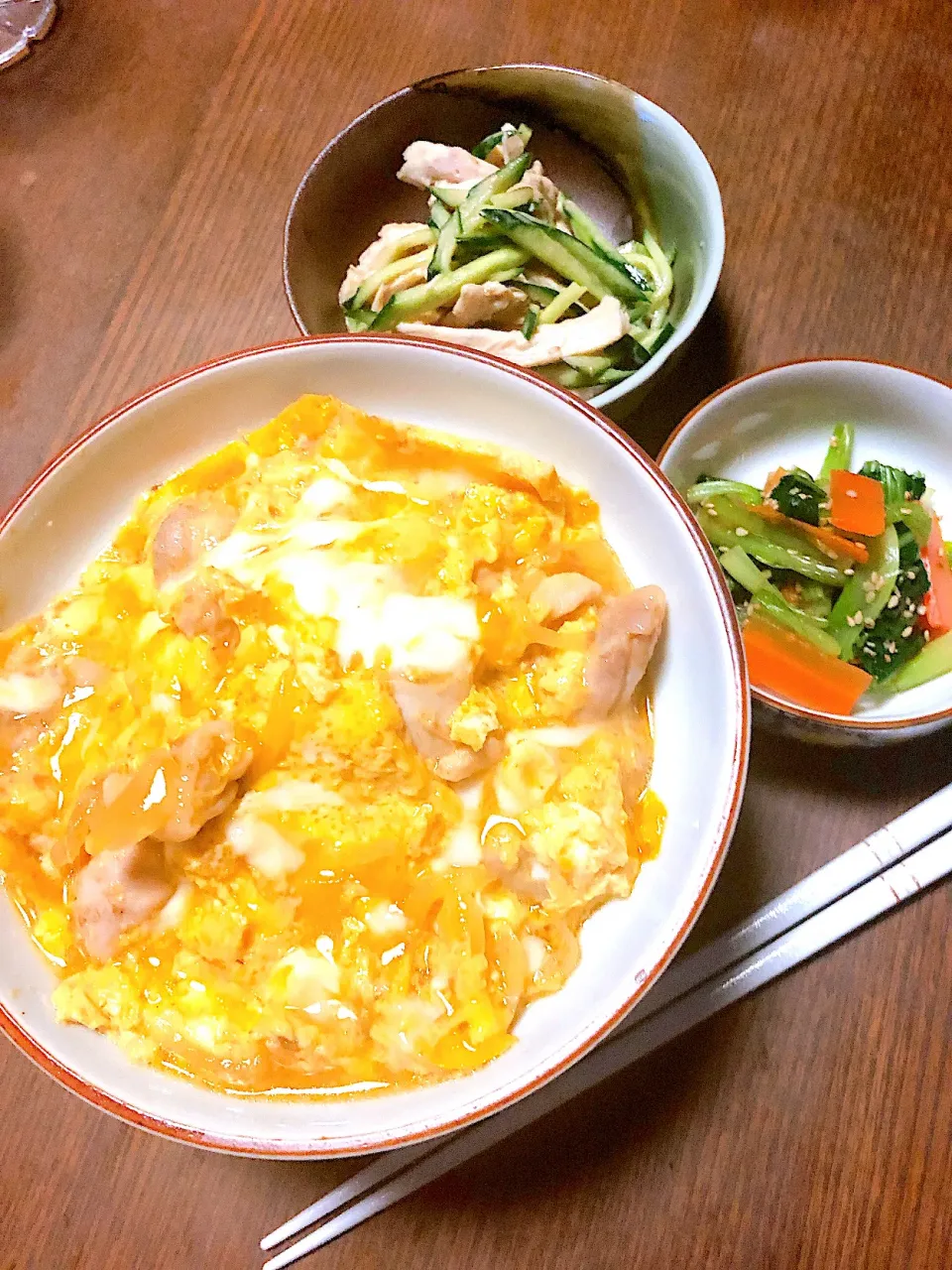 銘店玉ひでさんのレシピで親子丼🥚🐓          #親子丼#棒棒鶏風サラダ#温野菜の胡麻和え#小松菜#人参|Kanaさん