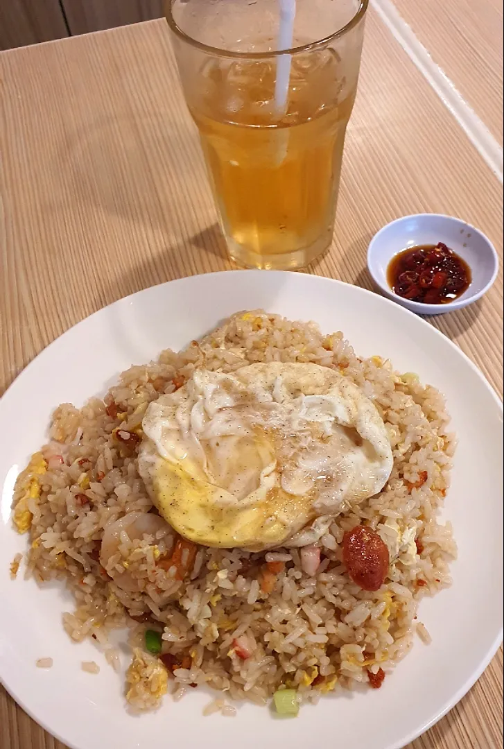 Lunch: Yang Chow Fried Rice Iced Green Tea|🌷lynnlicious🌷さん