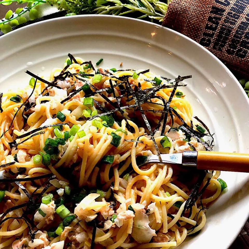 Snapdishの料理写真:たまねぎツナマヨ醤油パスタ|MAPITEEさん