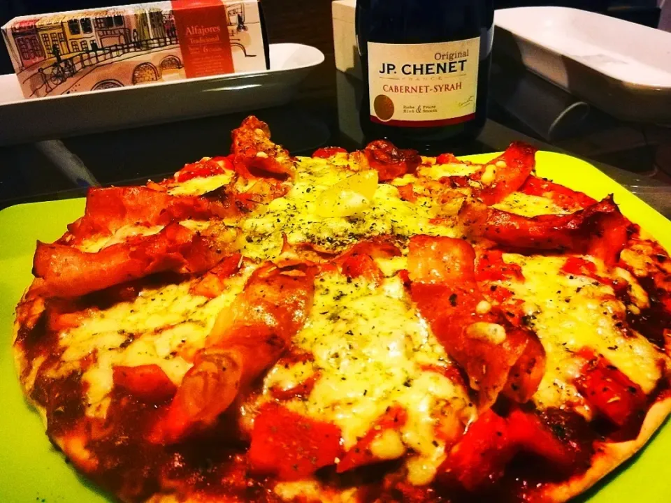 Snapdishの料理写真:Pizza 🔥 wine 😋|Juan Franciscoさん