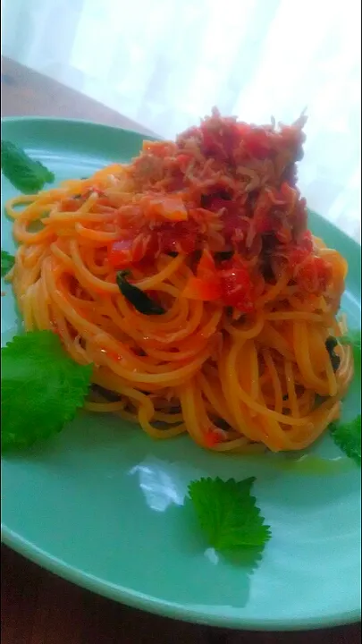 Snapdishの料理写真:シラスとトマトとシソのスパゲッティ😋🍝✨🎶|アイさん