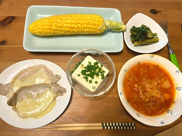 娘のダイエットサポート夕飯😋

コロナ自粛でまあるくなった娘。そりゃそうだ。週6~7でバドミントンしてたんだもん。お年頃だから、やっぱりぽちゃりは気になるところ。動きだした今がチャンス。成長期でもあるから栄養バランスは崩さず、米を旬なトウモロコシに変えて、あとは野菜とタンパク質。
受験生だから糖質を完全オフは危険。
|アイさん