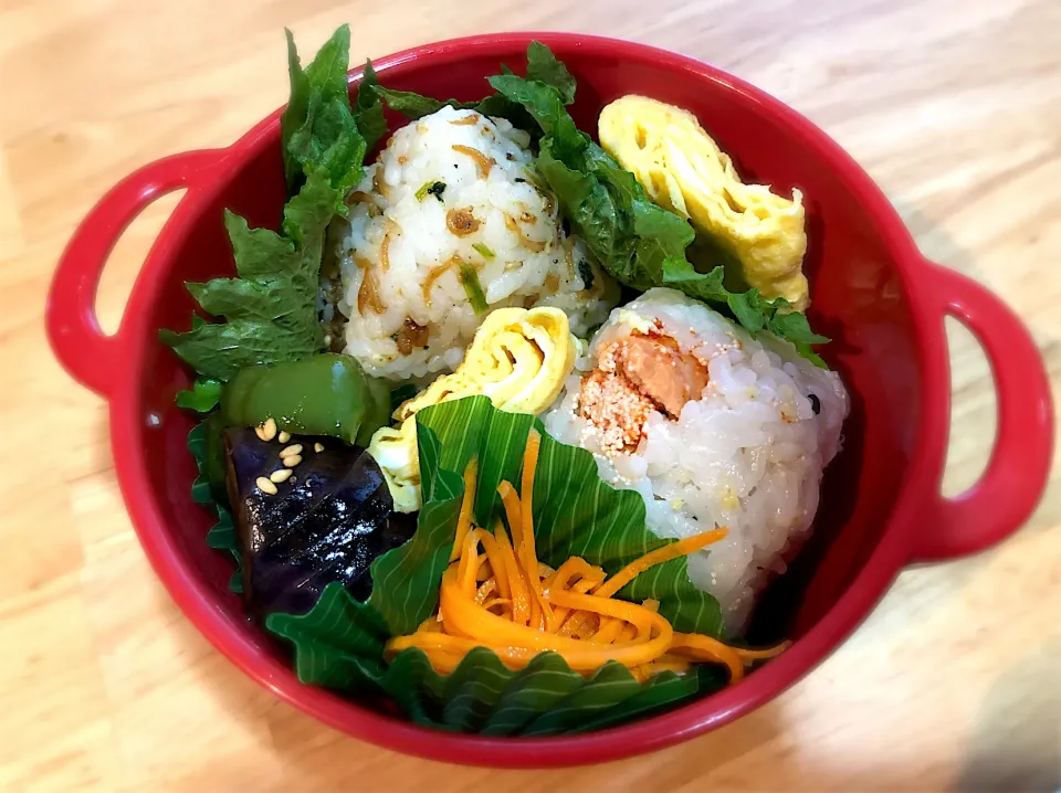 サラ弁　　　　　　　　　　　　　　　　　　おにぎり（焼き辛子明太子・ちりめん山椒ふりかけ）　茄子とピーマンの煮浸し　人参ラペ　卵焼き|じゅんさんさん