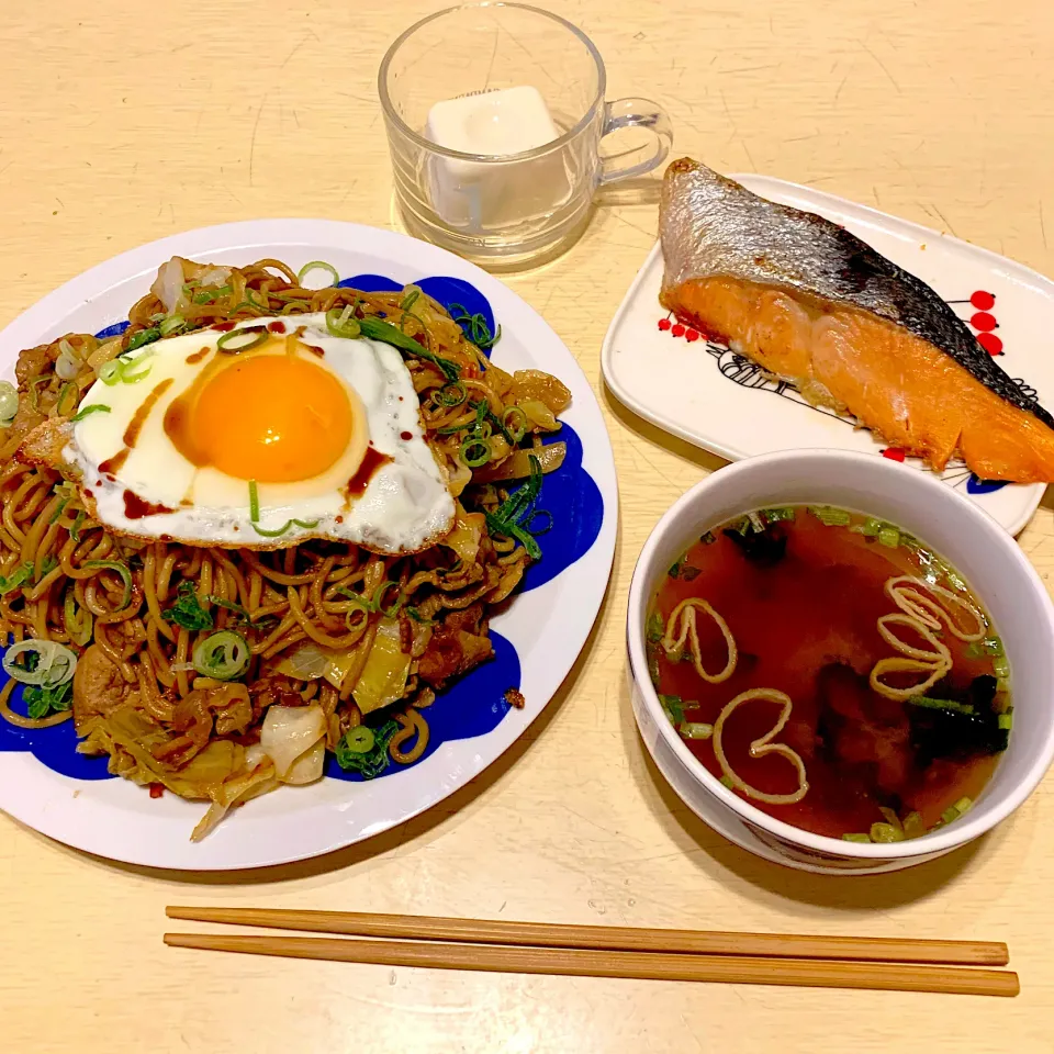 夜ご飯☺︎焼きそば☆冷奴☆鮭の塩焼き☆お味噌汁|とまこ(*^o^*)さん