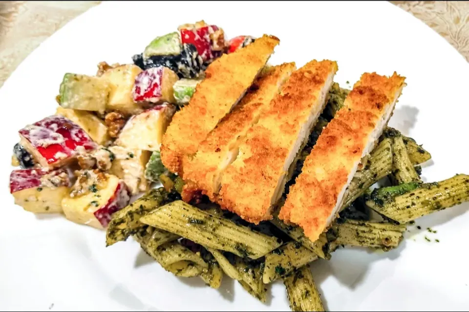 Chicken snitzel with pend on pesto and Waldorf salad|Jorge Bernal Márquezさん