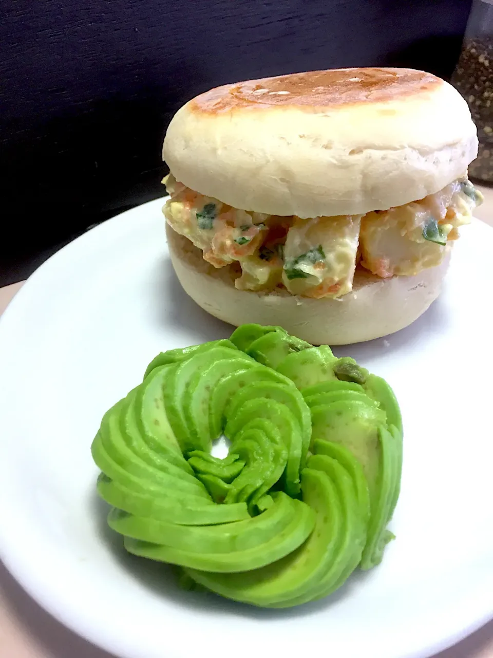 English muffin with avocado|China☺️さん