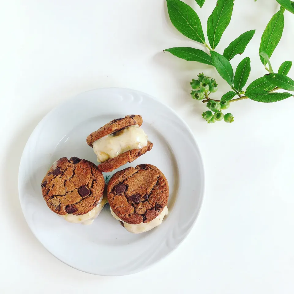 バナナクリームチーズジェラードのチョコチップクッキーサンド🍪🍌|sakiさん