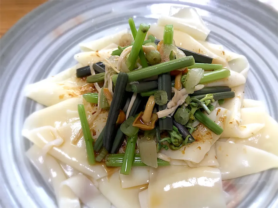 Snapdishの料理写真:冷やし山菜鬼ひもかわうどん|buhizouさん