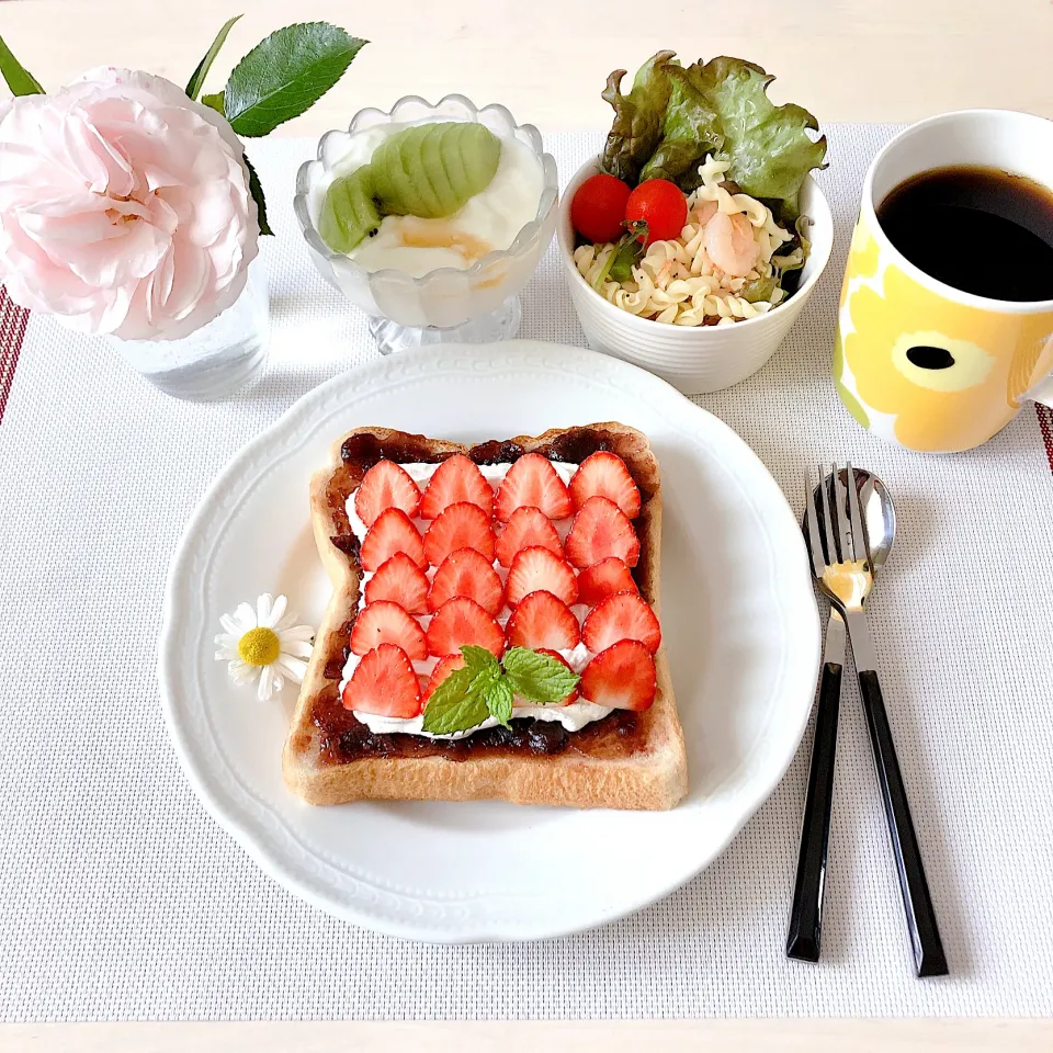 Snapdishの料理写真:おうちカフェ「小倉トースト苺載せ🍓」|Happy suzumeさん