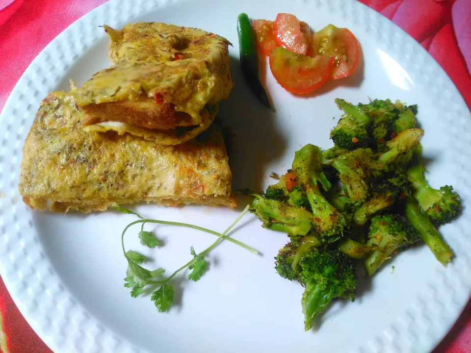 breakfast eggs toast and broccoli|mubさん