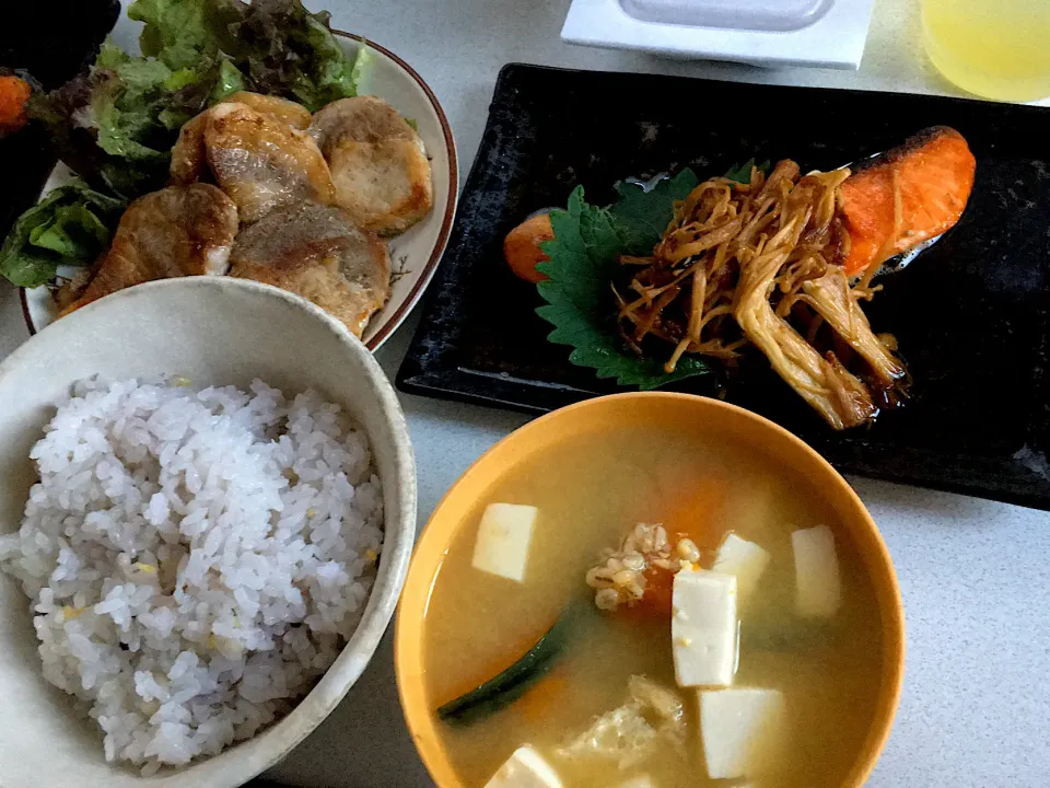 Snapdishの料理写真:シャケのバタぽん焼き|かっすーさん