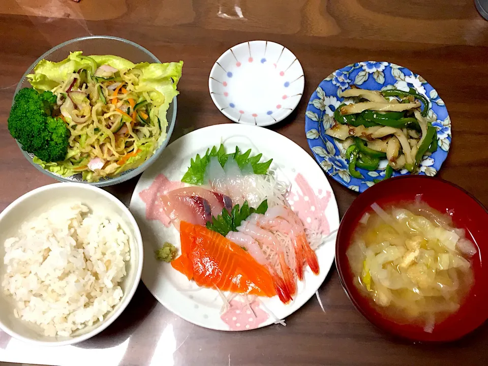 刺身 キャベツと玉ねぎの味噌汁 ピーマンとちくわのきんぴら 切り干し大根のフレンチ風サラダ|おさむん17さん