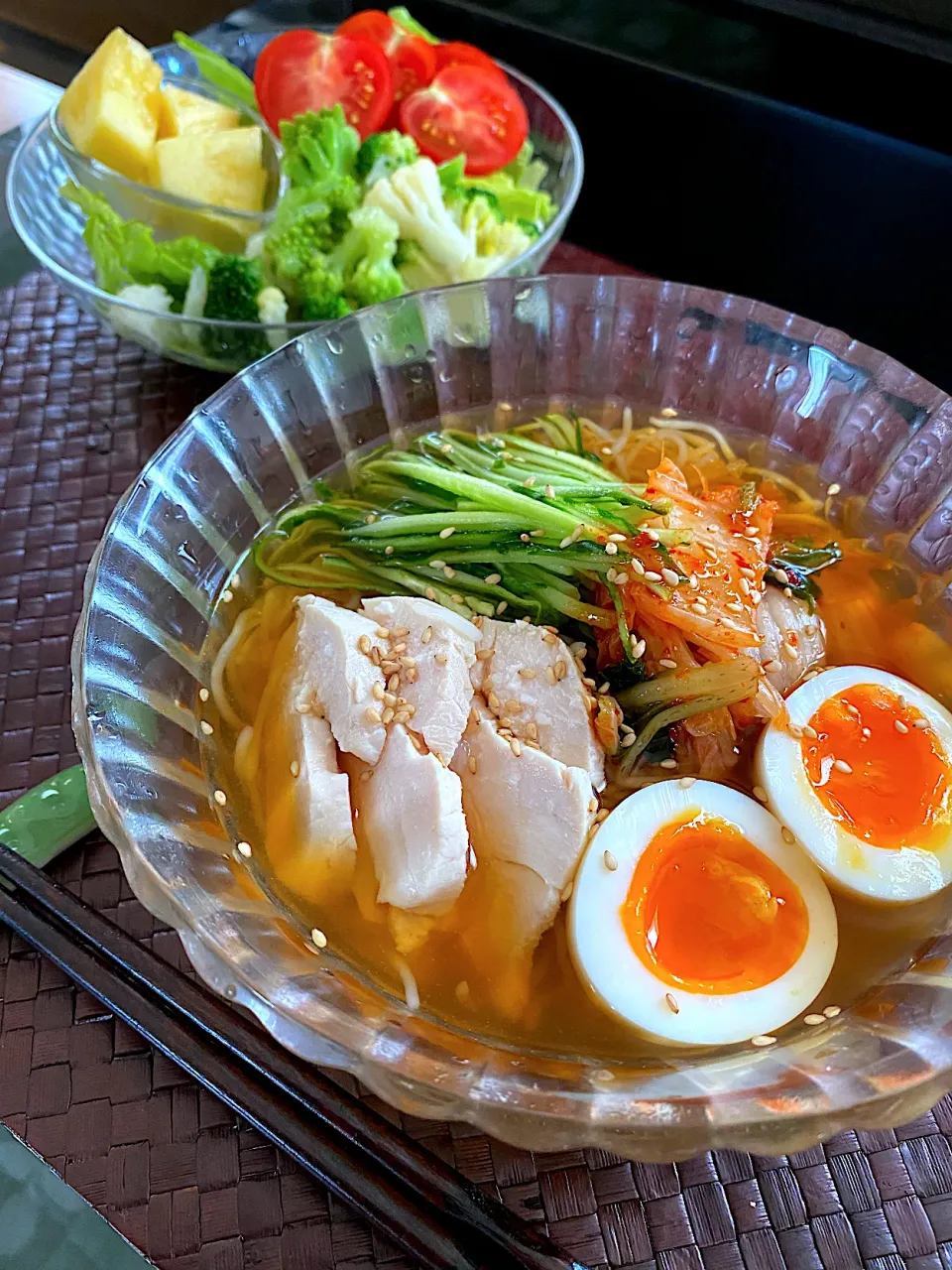 ゆかりさんの料理 柔らかジューシー鶏ハムトッピング辛麺🍜|ゆかりさん