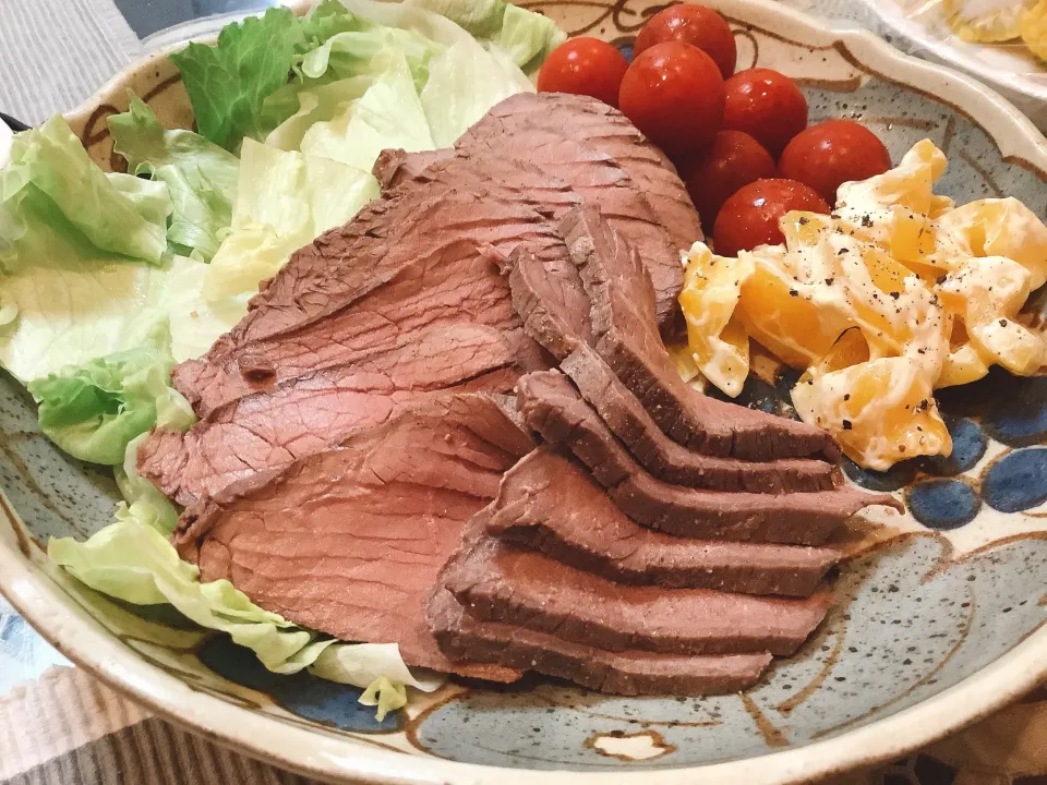 炊飯器で作るローストビーフ😋|アライさんさん