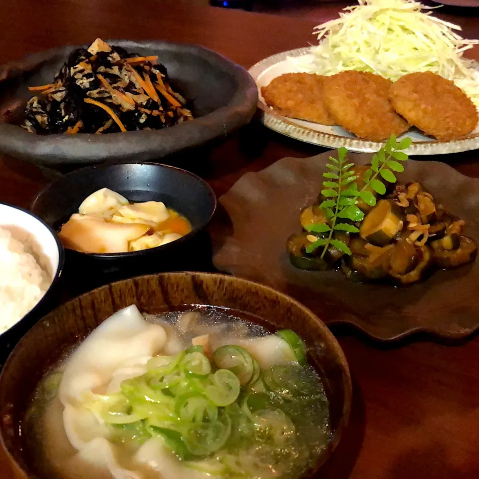 ひじき煮　手作りQちゃん　半熟卵　コロッケ　　餃子スープ|Nakaba Kobayashiさん