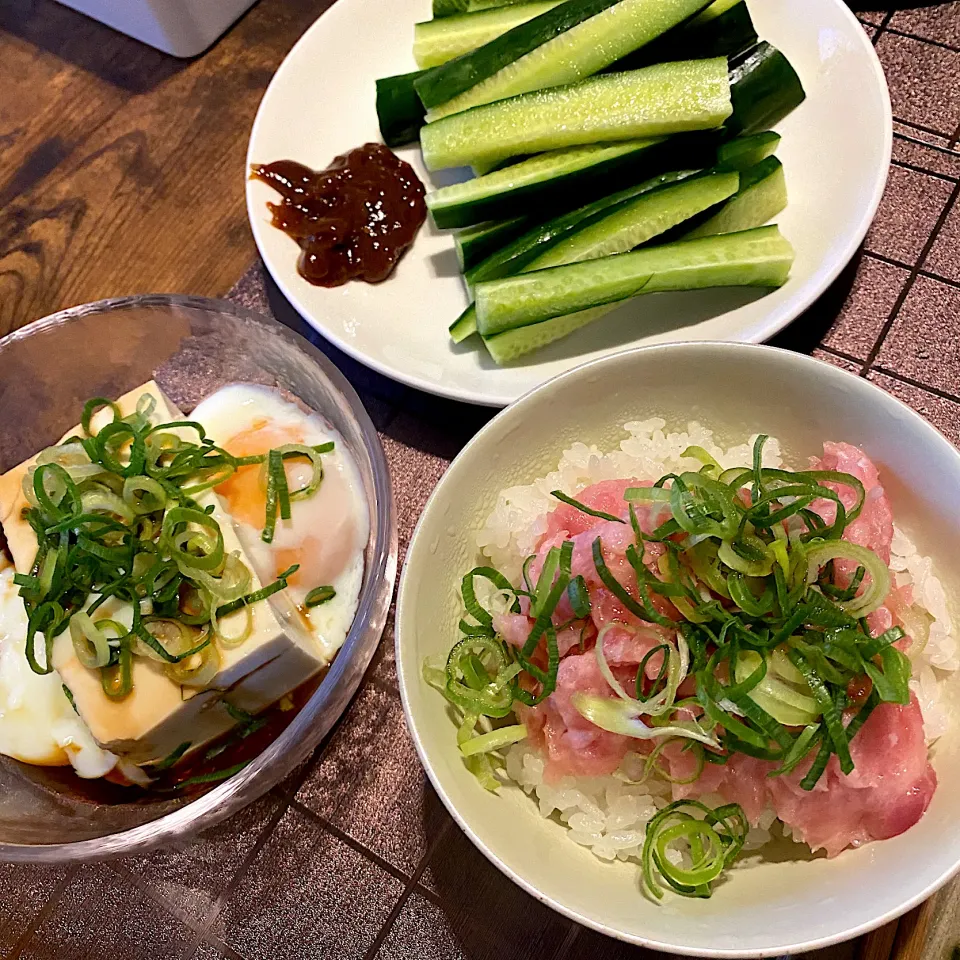 ネギトロ丼、温玉ひややっこ、もろきゅう|なつこさん