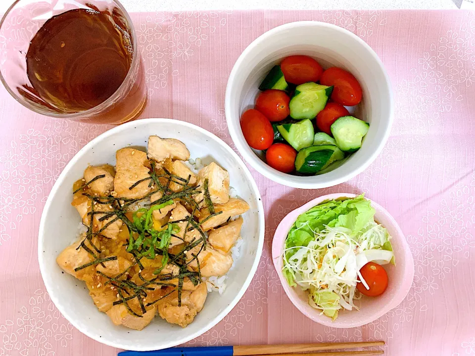 Snapdishの料理写真:焼き鳥丼＋トマトときゅうりの浅漬け|sochan0605さん